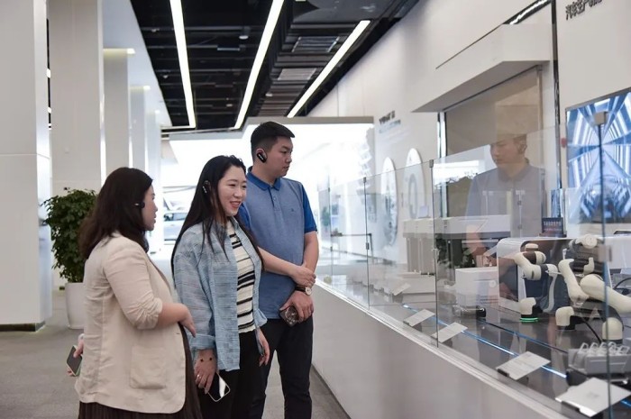 群峰重工领导拜访比亚迪参观考察 共谋新能源合作与沙特储能市场拓展